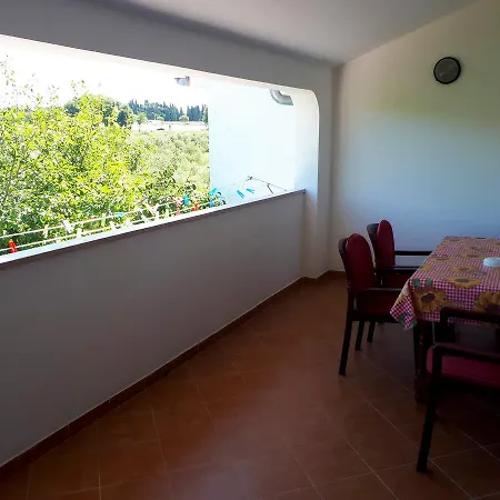 Apartman Lea *